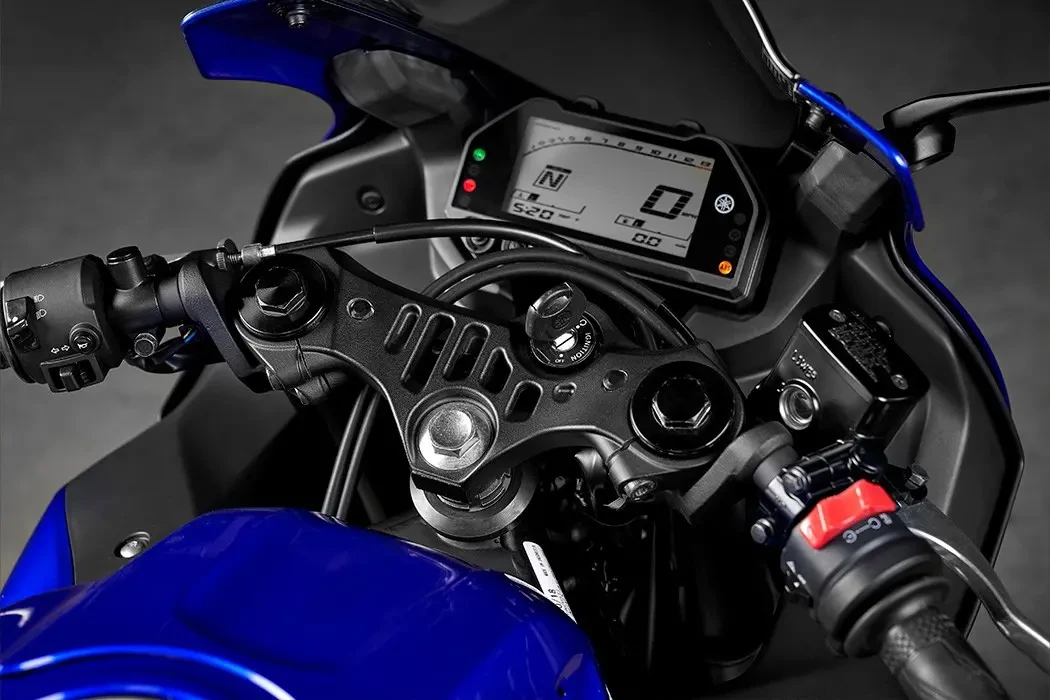 Static Detail image of Yamaha YZF-R3 LAMS in blue colourway, rider cockpit area and LCD display