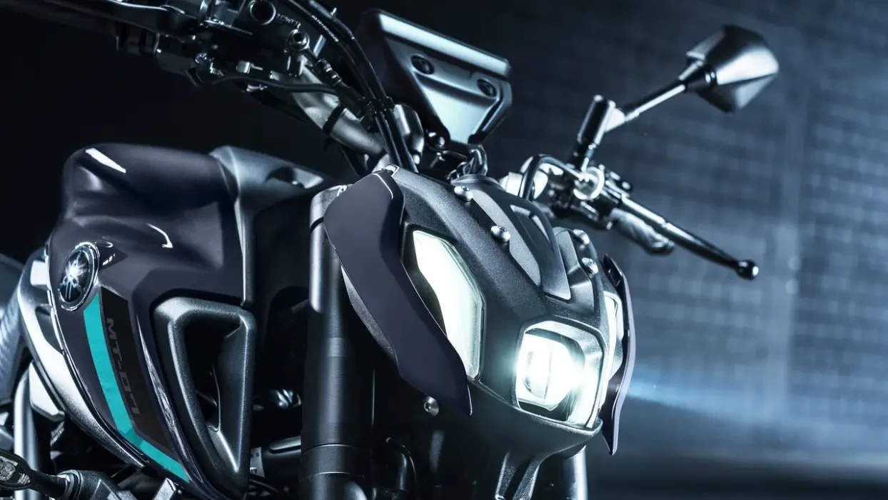 Detail image of Yamaha MT-07 2024 in Grey Colourway, front headlight and upper fairing