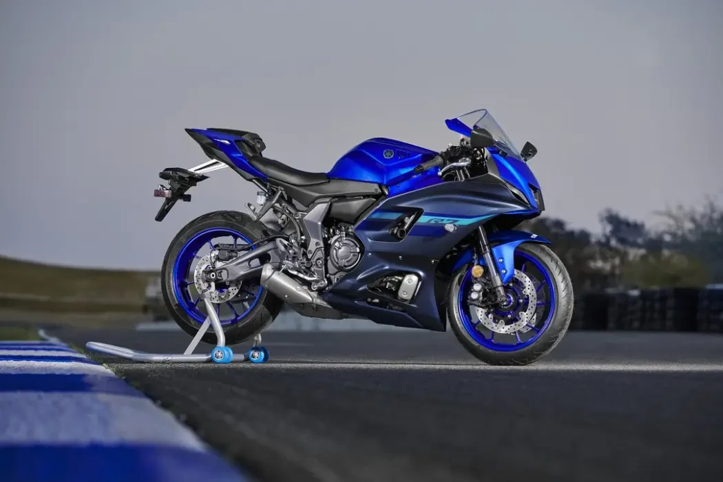 Outdoor static image of Yamaha YZF-R7 LAMS 2024 in Blue Colourway, side on right longshot