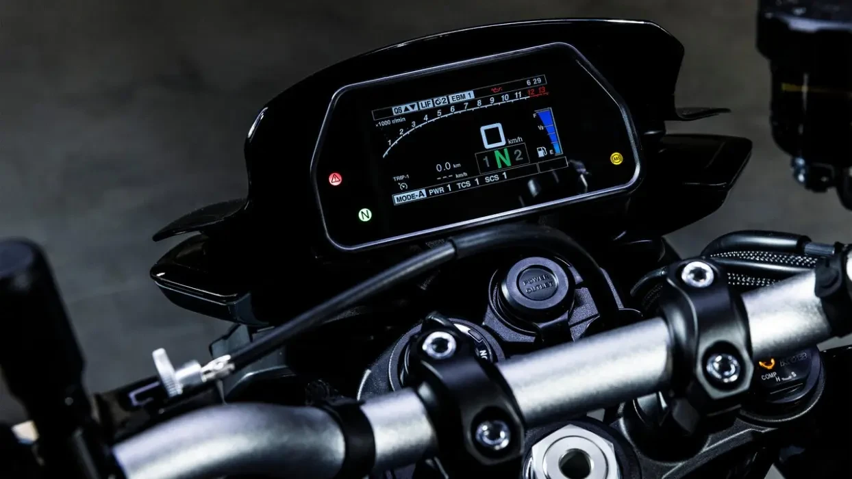 Detail image of Yamaha MT-10 in Cyan colourway, colour tft instrumentation