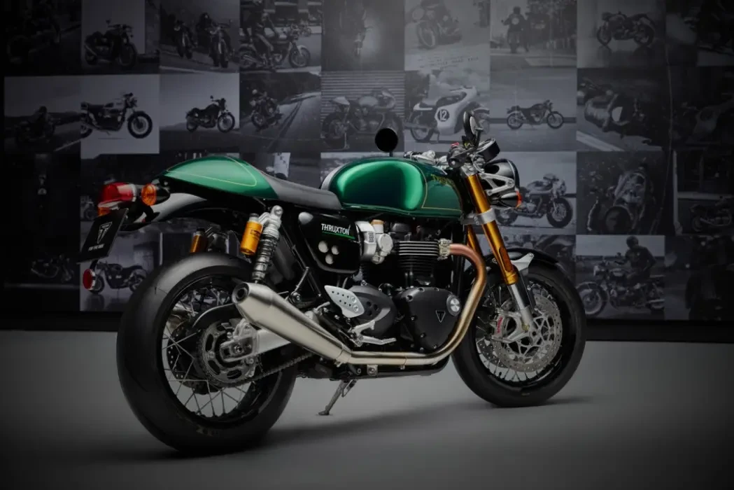 Static rear three quarter right side image of Triumph Thruxton Final Edition in Competition Green