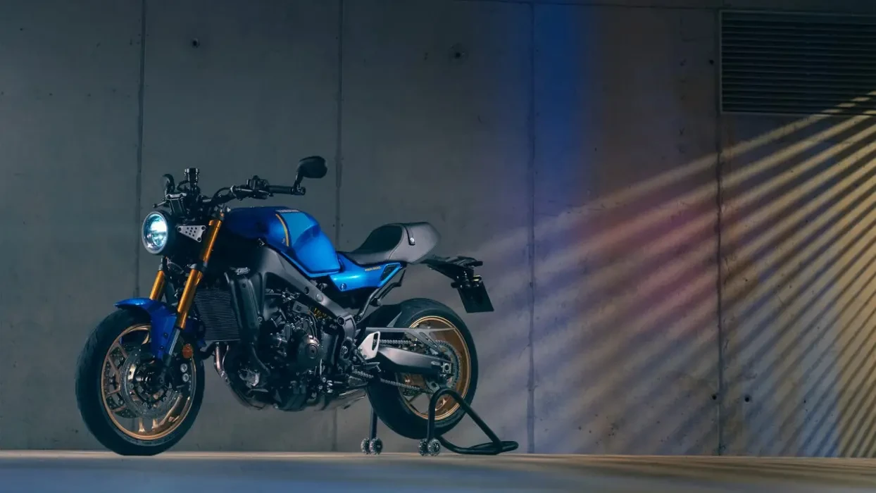 Static image of Yamaha XSR900 in Blue colourway, city location