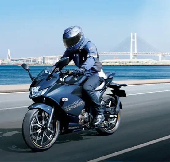 Action image of Suzuki Gixxer SF 250 on a  harbour-city street with bridge in background