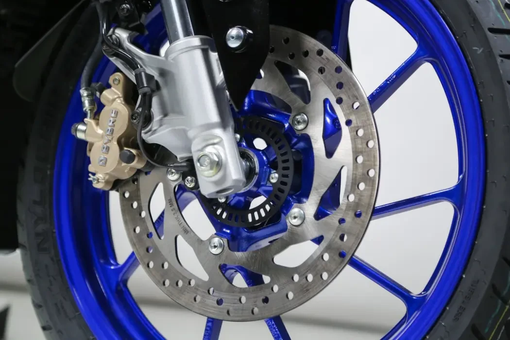 Detail image of Yamaha YZF-R15M in Icon Performance Colourway, front brakes and wheel
