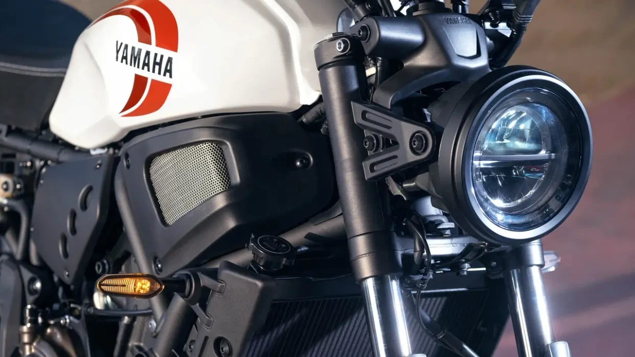 Detail image of Yamaha XSR700 in white Colourway, headlight frame and fuel tank