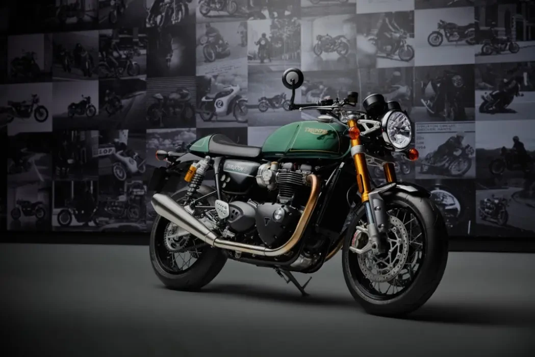 Static front three quarter image of Triumph Thruxton Final Edition in Competition Green