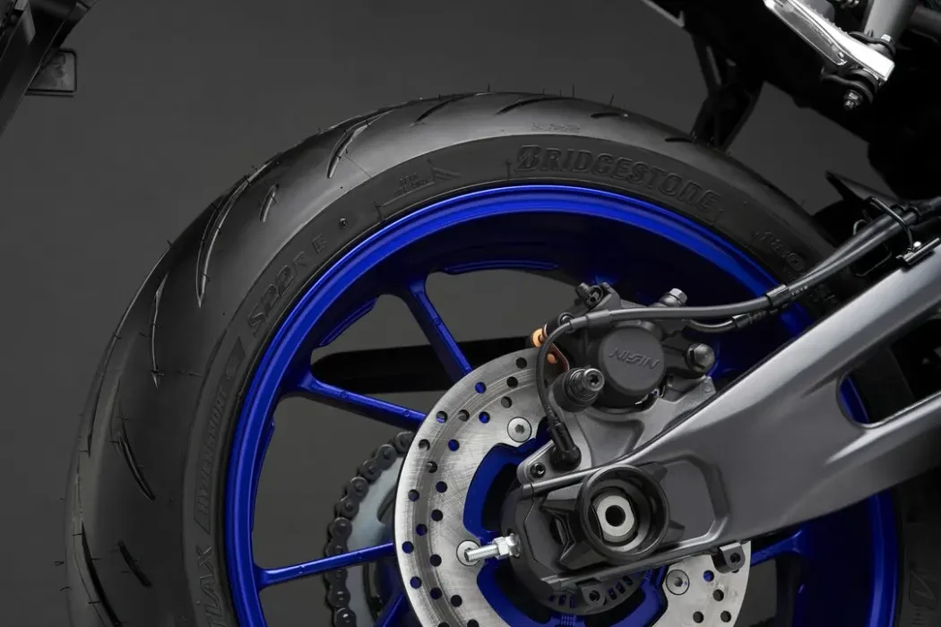Detail image of Yamaha YZF-R7 LAMS 2024 in Blue Colourway, close up of rear wheel