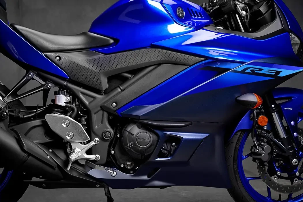 Static Detail image of Yamaha YZF-R3 LAMS in blue colourway, right side fairing and engine