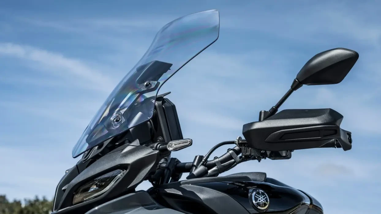 Detail image of Yamaha Tracer 900 GT+, in Icon colourway, front windshield