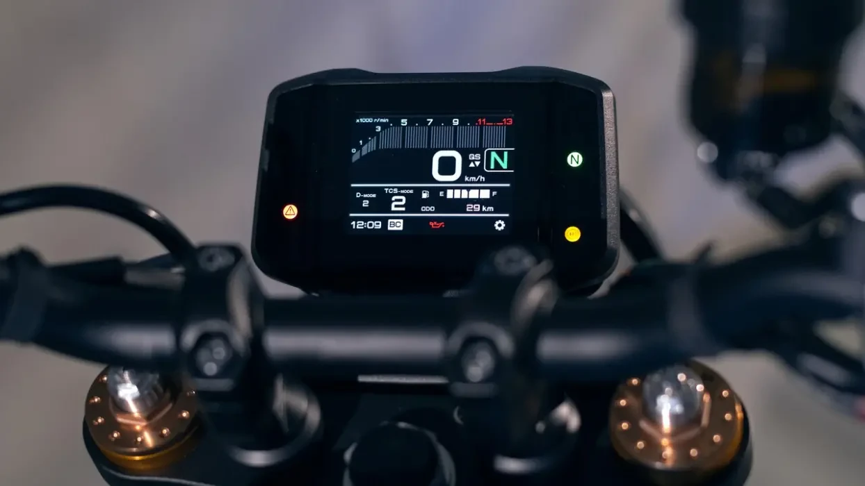 detail image of Yamaha XSR900 in Blue colourway, colour TFT instrumentation
