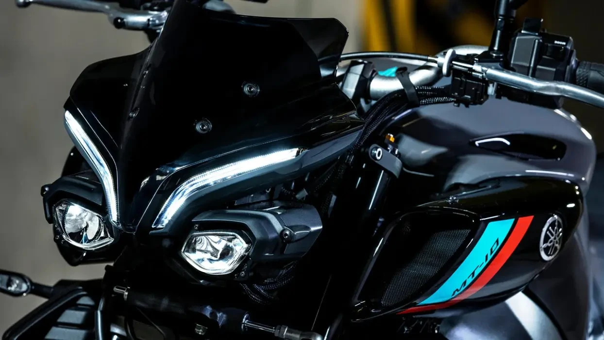 Detail image of Yamaha MT-10 in Cyan colourway, headlight and sport windscreen