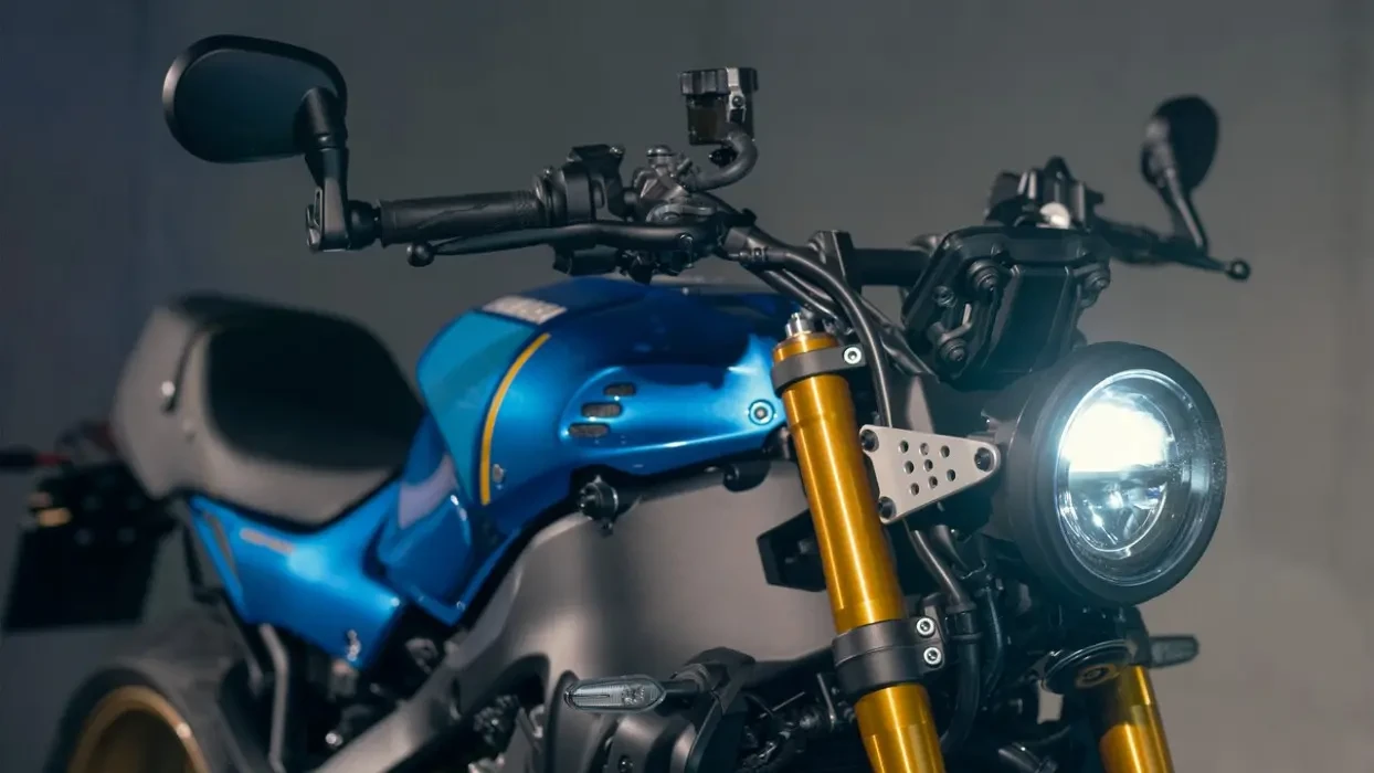 detail image of Yamaha MT-10 in Cyan colourway, top section front headlight, fuel tank and seat