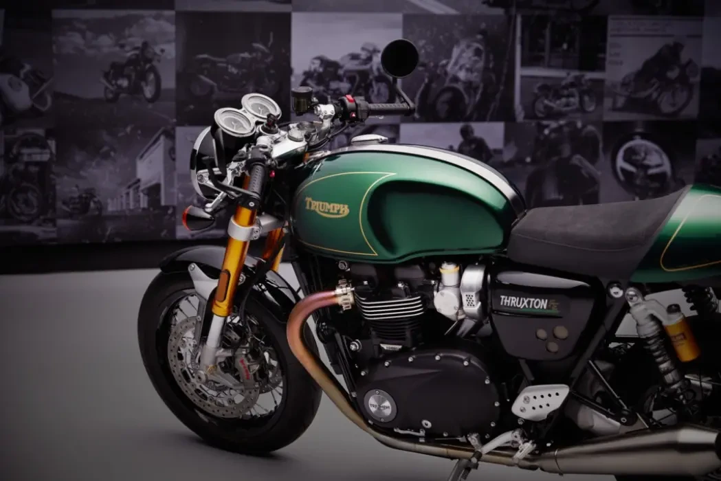 Static rear three quarter close up image of Triumph Thruxton Final Edition in Competition Green