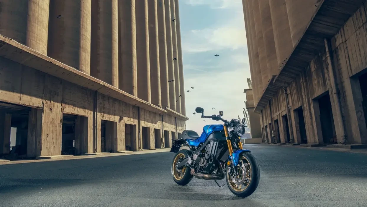 static image of Yamaha XSR900 in Blue colourway, city location