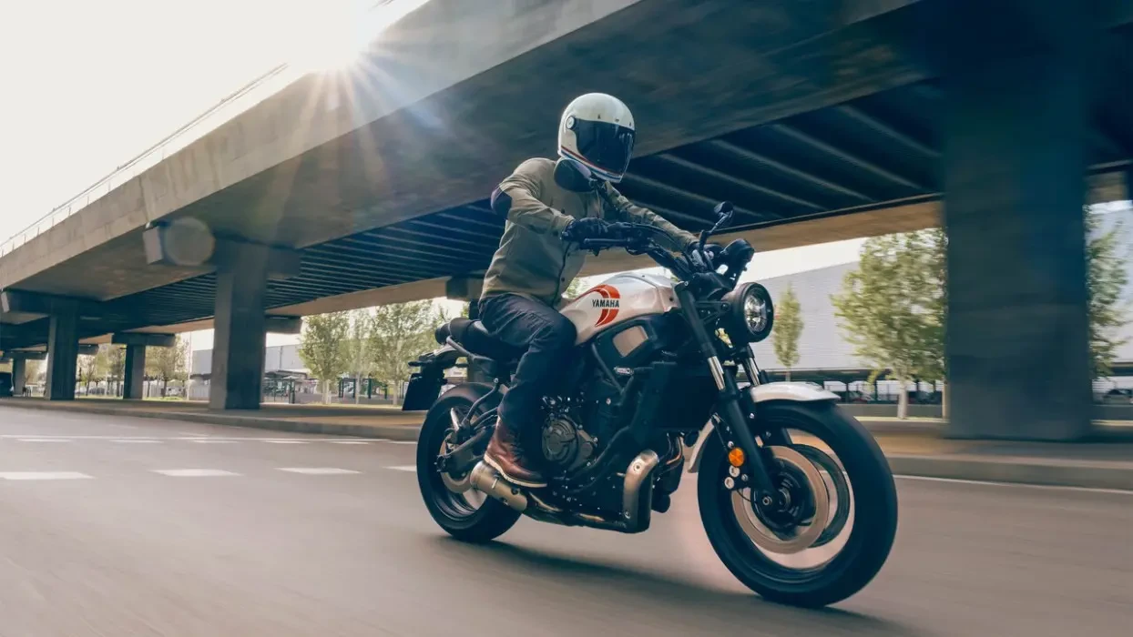 Action image of Yamaha XSR700 in white Colourway, tracking shot through city