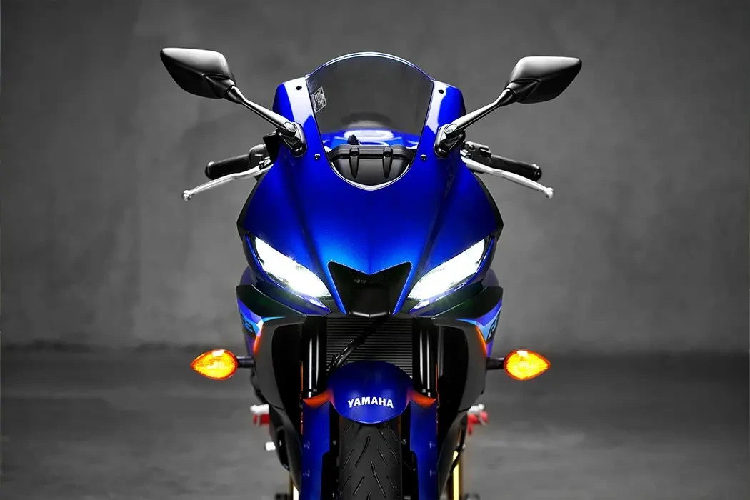 Static Detail image of Yamaha YZF-R3 LAMS in blue colourway, front on with headlights on