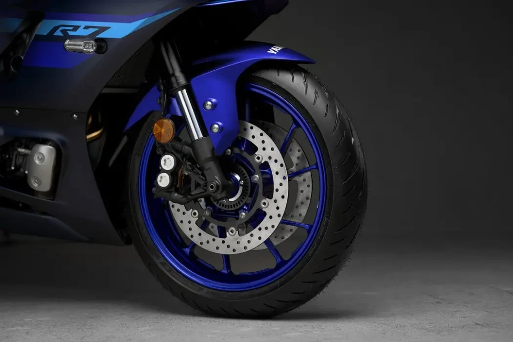 Detail image of Yamaha YZF-R7 LAMS 2024 in Blue Colourway, front wheel and fairing